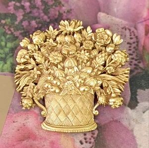 ❤️90s NGA NATIONAL GALLERY OF ART FLOWER BASKET GOLD BROOCH PIN SIGNED